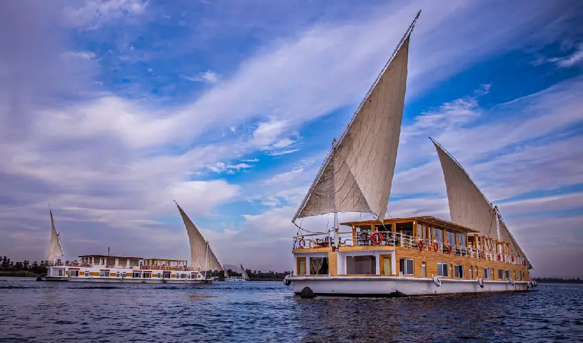 Dahabeya Nilo Akhnaton: Tu Crucero de Lujo por el Nilo