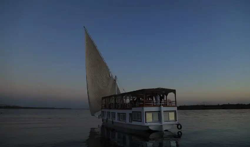 Crucero por el Nilo Todo Incluido en Dahabeya Queen Nefer: Relajación e Historia