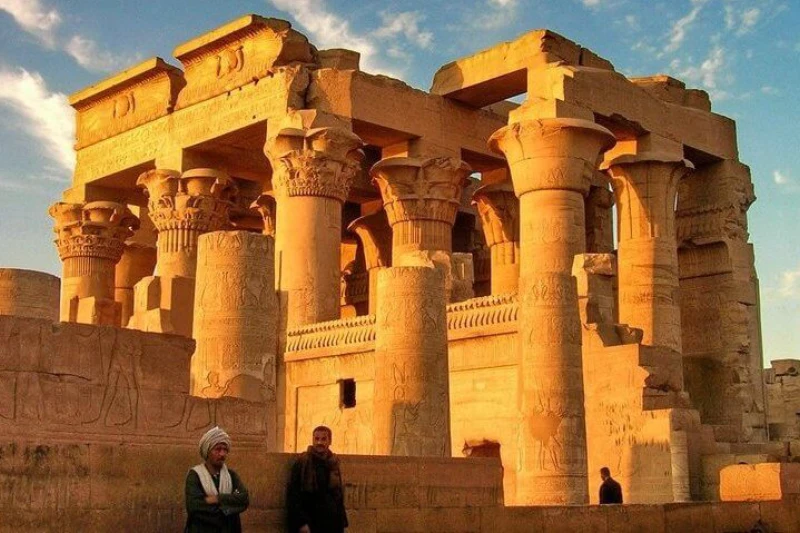 Tempio di Kom Ombo: il tempio doppio di Sobek e Haroeris sul Nilo Tempio di Kom Ombo: il tempio doppio di Sobek e Haroeris sul Nilo