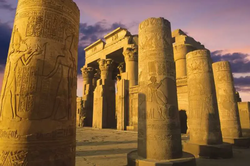Tempio di Kom Ombo: il tempio doppio di Sobek e Haroeris sul Nilo Tempio di Kom Ombo: il tempio doppio di Sobek e Haroeris sul Nilo