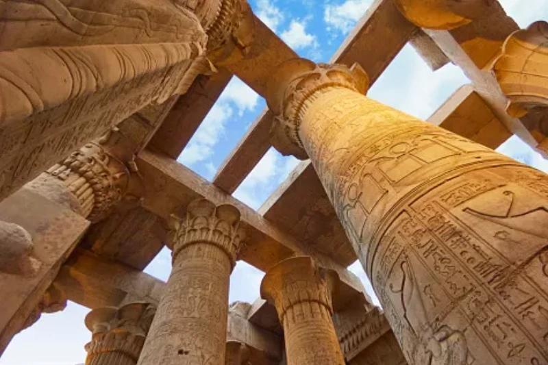 Tempio di Kom Ombo: il tempio doppio di Sobek e Haroeris sul Nilo Tempio di Kom Ombo: il tempio doppio di Sobek e Haroeris sul Nilo