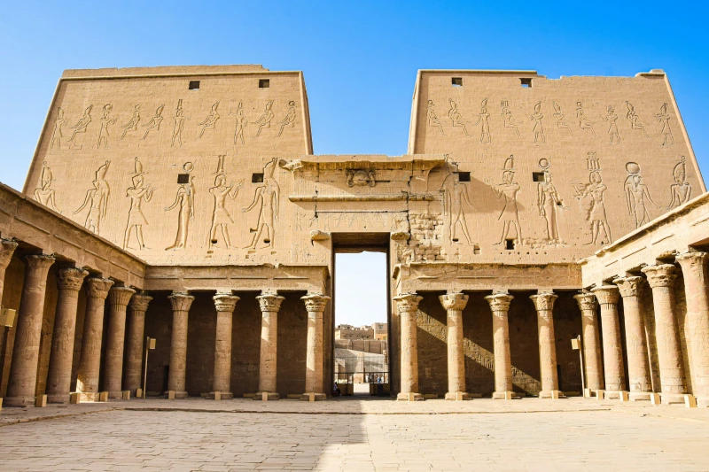 Tempio di Edfu: Guida al Maestoso Tempio di Horus in Egitto Tempio di Edfu: Guida al Maestoso Tempio di Horus in Egitto