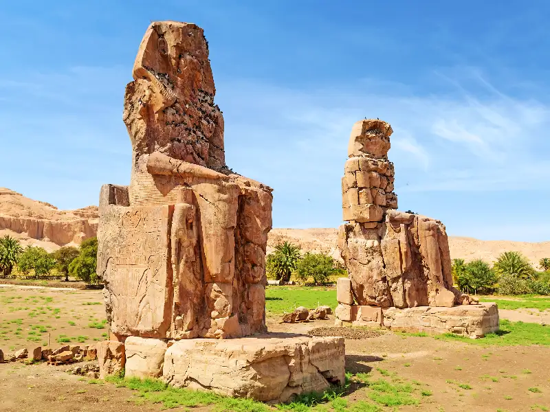 Colossi di Memnone: Storia, Altezza e il Mistero del Canto all'Alba Colossi di Memnone: Storia, Altezza e il Mistero del Canto all'Alba