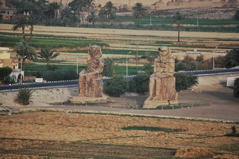 Colossi di Memnone: Storia, Altezza e il Mistero del Canto all'Alba