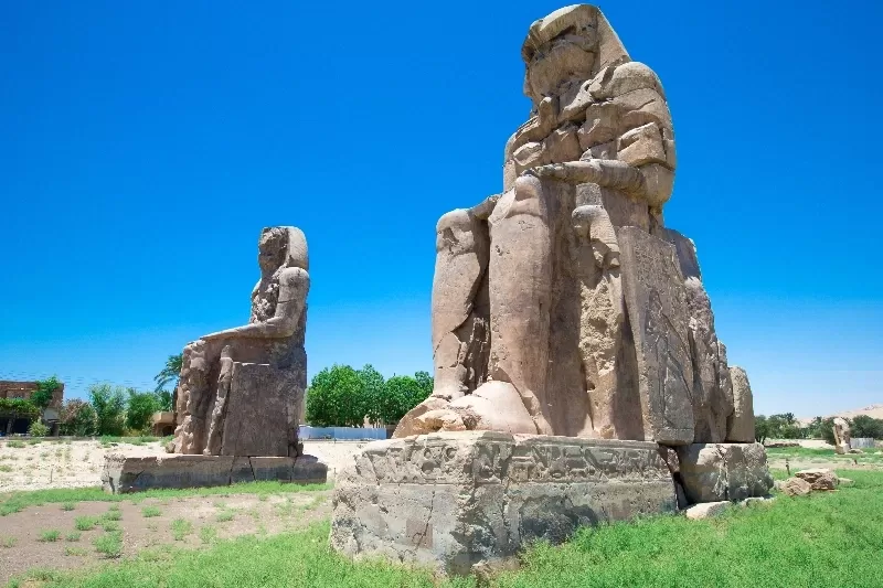 Colossi di Memnone: Storia, Altezza e il Mistero del Canto all'Alba Colossi di Memnone: Storia, Altezza e il Mistero del Canto all'Alba