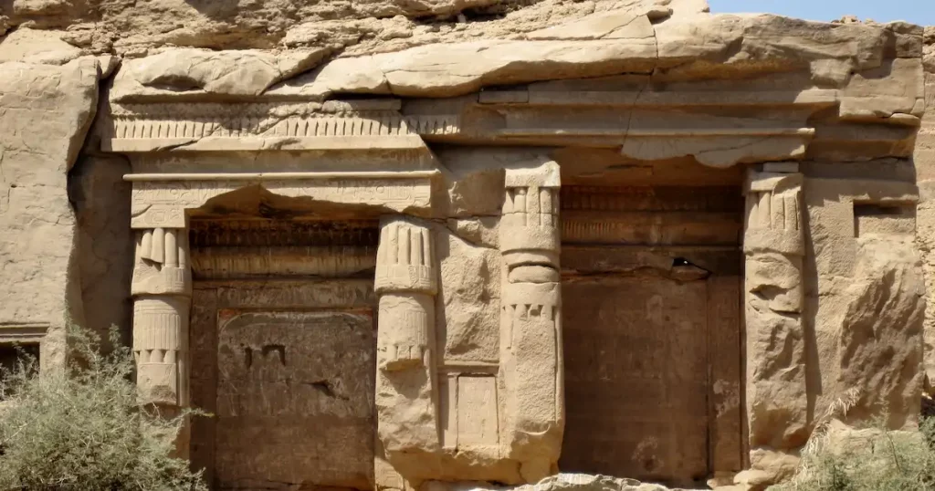 Gebel El Silsila: Guida Completa alle Cave, Templi e Tesori sul Nilo Gebel El Silsila: Guida Completa alle Cave, Templi e Tesori sul Nilo