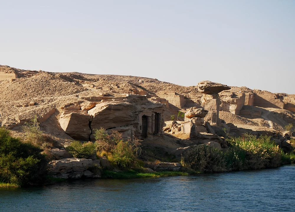Gebel El Silsila: Guida Completa alle Cave, Templi e Tesori sul Nilo Gebel El Silsila: Guida Completa alle Cave, Templi e Tesori sul Nilo