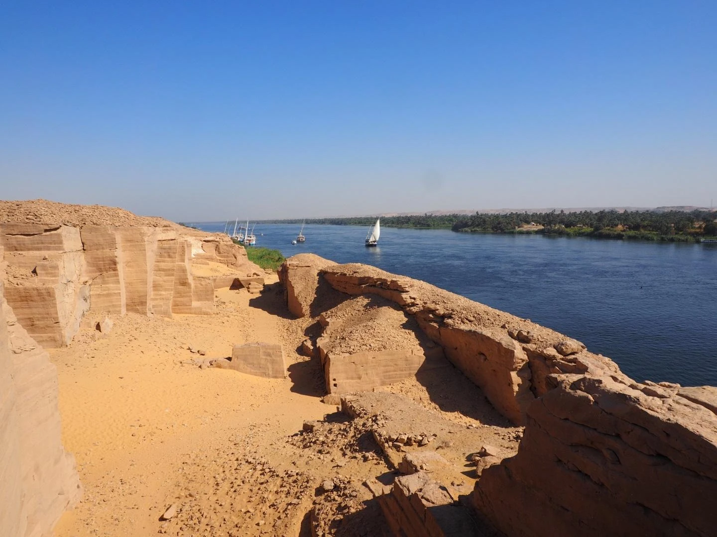 Gebel El Silsila: Guida Completa alle Cave, Templi e Tesori sul Nilo Gebel El Silsila: Guida Completa alle Cave, Templi e Tesori sul Nilo