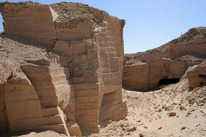 Gebel El Silsila: Guida Completa alle Cave, Templi e Tesori sul Nilo Gebel El Silsila: Guida Completa alle Cave, Templi e Tesori sul Nilo
