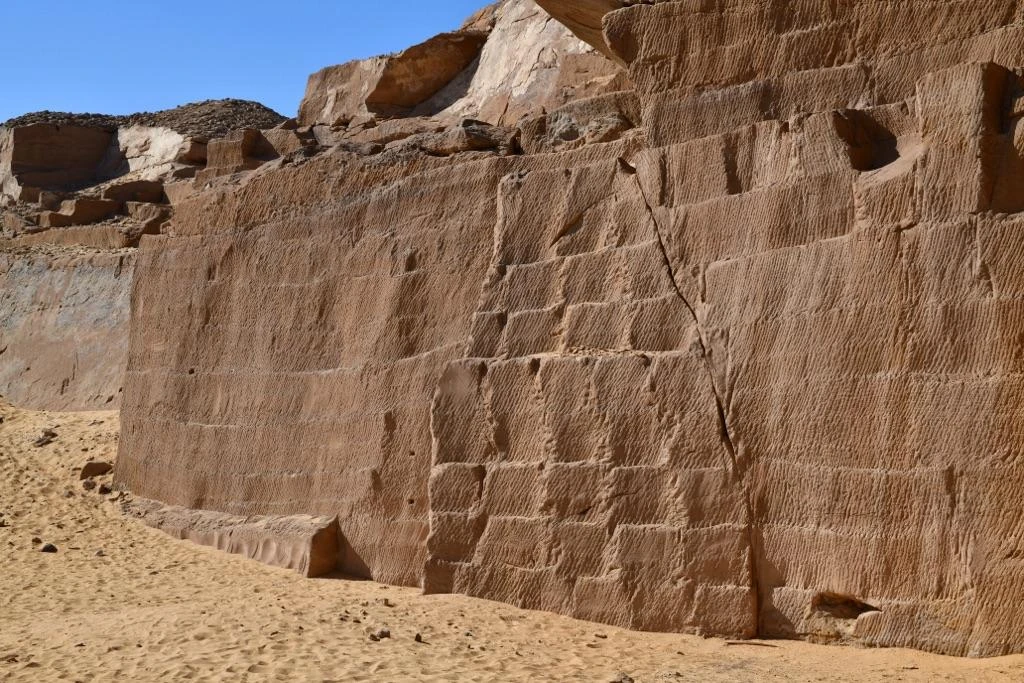 Gebel El Silsila: Guida Completa alle Cave, Templi e Tesori sul Nilo Gebel El Silsila: Guida Completa alle Cave, Templi e Tesori sul Nilo